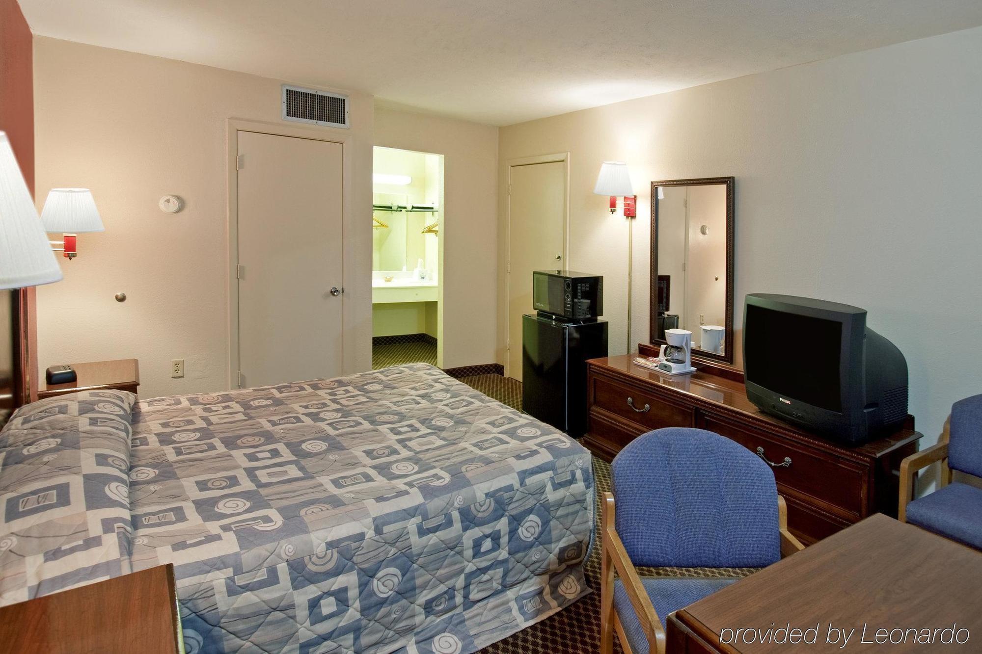 Americas Best Value Inn Forest Habitación foto
