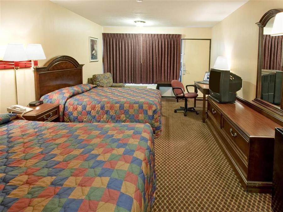 Americas Best Value Inn Forest Exterior foto